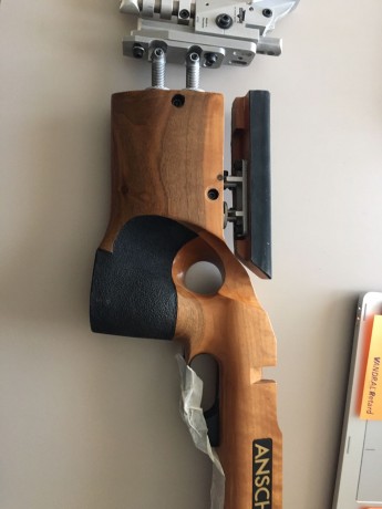 Hola. 
Un compañero del club  pone a la venta el siguiente material,
Culata de madera de nogal para sistemas 42