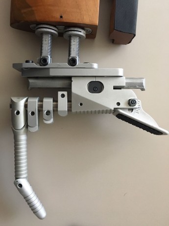 Hola. 
Un compañero del club  pone a la venta el siguiente material,
Culata de madera de nogal para sistemas 40