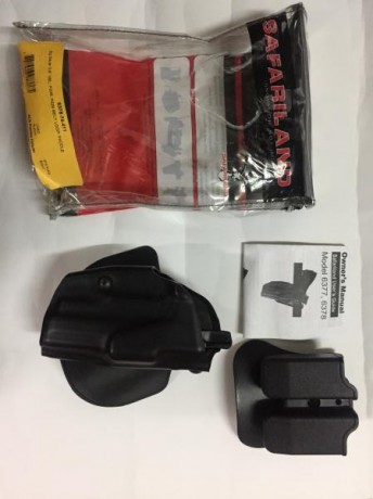 Se venden cachas hogue 30€ , cargador 30€ y funda safariland 35€ .
 Gastos de envío aparte. Para sig Sauer 02