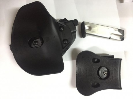 Se venden cachas hogue 30€ , cargador 30€ y funda safariland 35€ .
 Gastos de envío aparte. Para sig Sauer 01