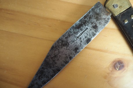 Una magnífica pieza de colección. Estrellas de hueso o nácar incrustadas en la madera oscura.
Precio: 00