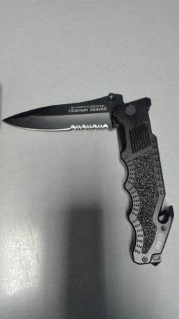 Se vende cuchillo navaja táctica RUI impecable, hoja de titanio con sierra, empuñadura ergonómica con 01