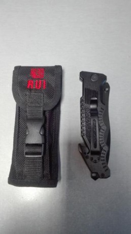 Se vende cuchillo navaja táctica RUI impecable, hoja de titanio con sierra, empuñadura ergonómica con 11