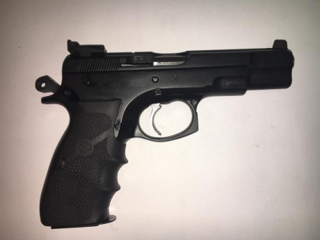 Hola a todos,

Vendo Ceska CZ 75B en muy buen estado, por no usar. Pocos tiros. Guiada en F.

Lleva miras 01
