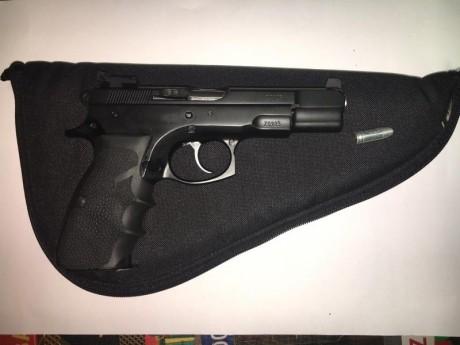 Hola a todos,

Vendo Ceska CZ 75B en muy buen estado, por no usar. Pocos tiros. Guiada en F.

Lleva miras 10