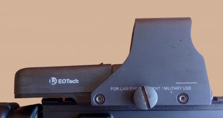 Vendo visor Eotech 512 holografico punto rojo en perfecto estado.  Se vende completo con caja, manual 11