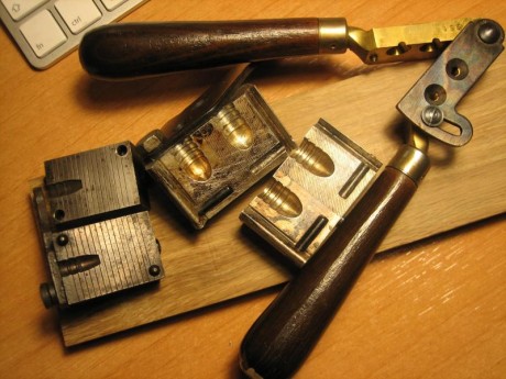TURQUESA LYMAN 1 CAVIDAD CALIBRE .22  55GRAINS
TURQUESA LEE SIN TENAZAS .358 DE 150GRAINS
TENAZAS MOLDE 00