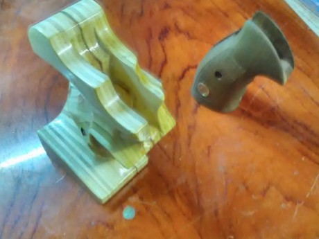 Pues eso
Dos cachas para mr73 
La anatomica es artesanal. Mediana Tirando a pequeña
110 € las dos
Wasap 01