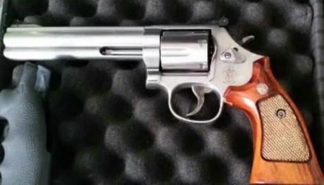 Vendo Revolver SW modelo 686-6".... 357mag inox está perfecto muy cuidado con tres cachas  450€+envio 02