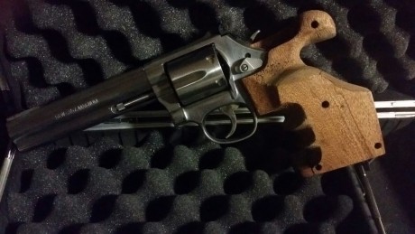 Vendo Revolver SW modelo 686-6".... 357mag inox está perfecto muy cuidado con tres cachas  450€+envio 00
