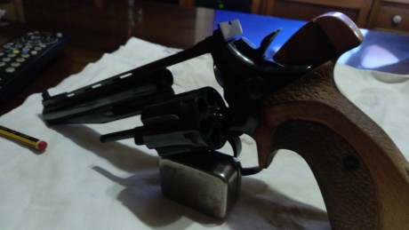 Un amigo pone a la venta un revolver del 38 con 6 pulgadas de largo  llama del 38 el modelo no lo se pide 02