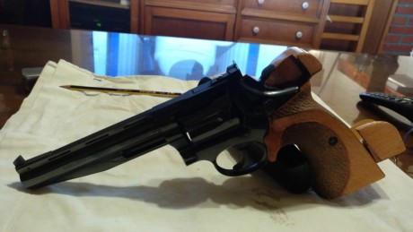 Un amigo pone a la venta un revolver del 38 con 6 pulgadas de largo  llama del 38 el modelo no lo se pide 01