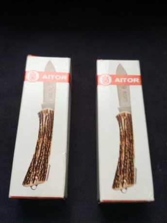 Navaja Aitor modelo Diana en asta.
Dos unidades.
Nuevas a estrenar en cajas y con su correspondiente cordón 02