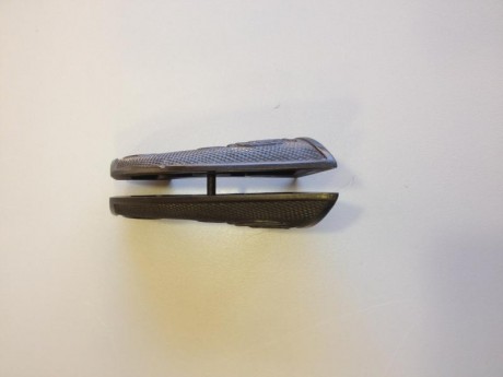 Se trata de un juego de cachas originales fabricadas por Colt para sus Revolver modelos SAA (Single Action 02