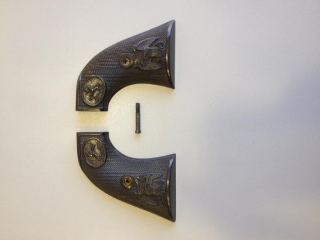 Se trata de un juego de cachas originales fabricadas por Colt para sus Revolver modelos SAA (Single Action 00