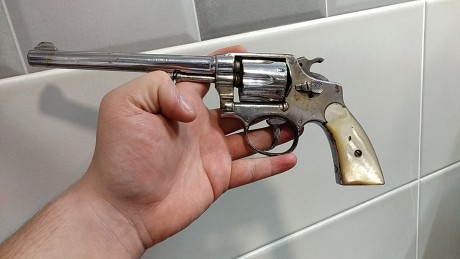 Buenas y gracias , busco ayuda para saber marca , modelo , año y precio de este revolver , gracias. 01