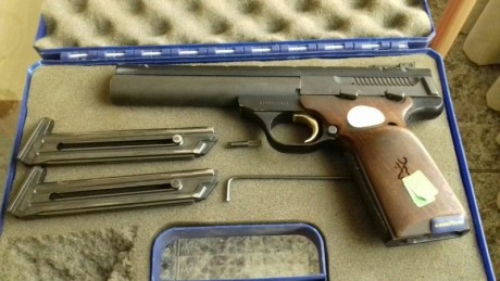 Un amigo me pide que le ponga a la venta esta pistola, por dejar la afición. Se trata de una Browning 00