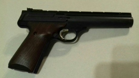 Un amigo me pide que le ponga a la venta esta pistola, por dejar la afición. Se trata de una Browning 21