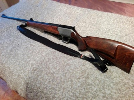 Hola.  Un amigo vende este Blaser de lujo, prácticamente nuevo. Con monturas Blaser de carril y visor 00