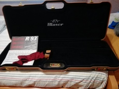 Hola.  Un amigo vende este Blaser de lujo, prácticamente nuevo. Con monturas Blaser de carril y visor 20