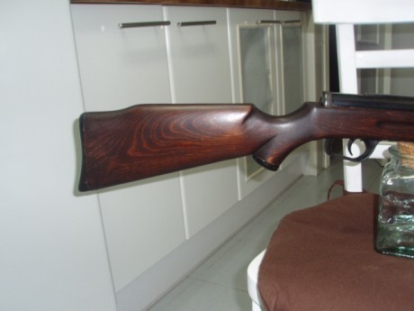 Buenas.

Lo bueno nunca cansa.
Una Carabina Gamo mod. 435S61 cal. 4,5.Restaurada y en estado de hacerse 02
