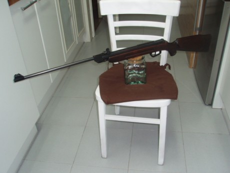 Buenas.

Lo bueno nunca cansa.
Una Carabina Gamo mod. 435S61 cal. 4,5.Restaurada y en estado de hacerse 10