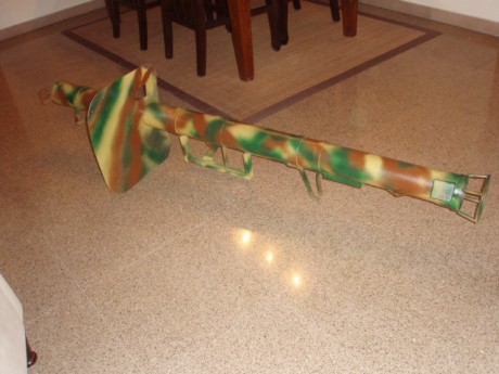 Hola.
El Panzerschreck es la versión alemana del Bazooka USA , arma antitanque usada en la segunda guerra 00