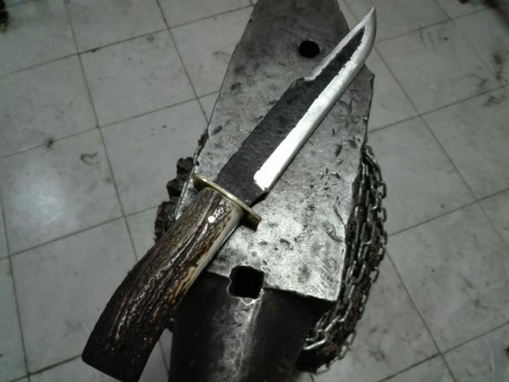 Hola a todos, pongo a la venta este cuchillo artesanal.

Hoja: 26cm, acero al carbono 1095
Longitud total 02