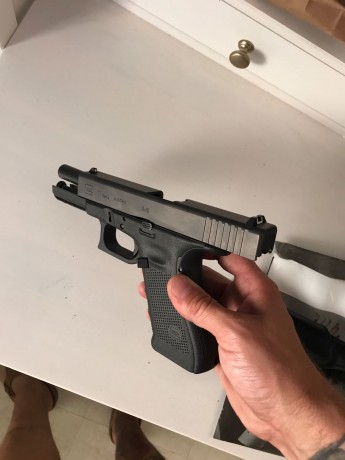 Se vende pistola Glock modelo 17, 4a Generación, de calibre 9Pb, conconector gatillo de 2kg, guiada en 02