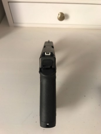 Se vende pistola Glock modelo 17, 4a Generación, de calibre 9Pb, conconector gatillo de 2kg, guiada en 01