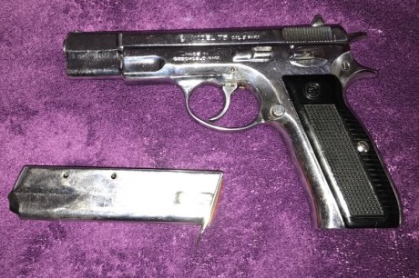 buenas a todo el mundo.

Pongo a la venta esta cz 75 con dos cargadores.
El arma es del año 1984, pero 02