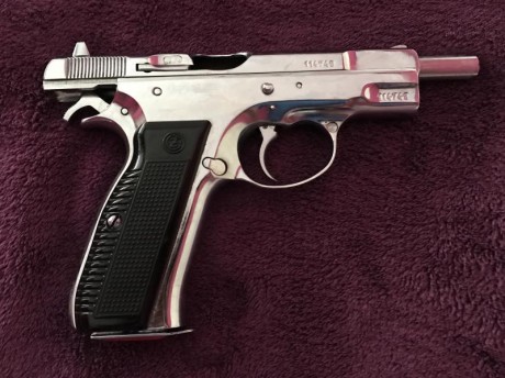buenas a todo el mundo.

Pongo a la venta esta cz 75 con dos cargadores.
El arma es del año 1984, pero 00