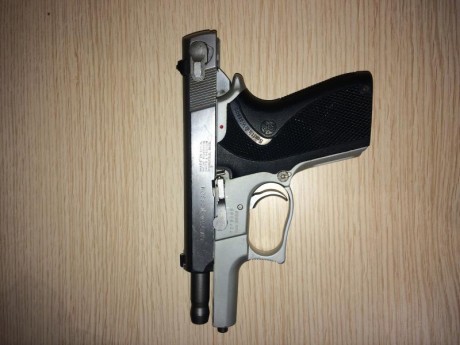 Se vende S&W 6506 muy cuidada, con funda de extracción rápida Fobus, igual que la de doble cargador.
Esta 02