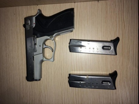 Se vende S&W 6506 muy cuidada, con funda de extracción rápida Fobus, igual que la de doble cargador.
Esta 01