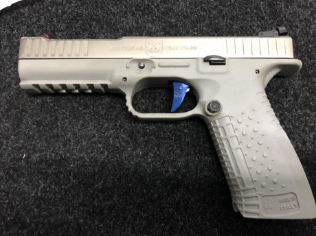Buenas vendo pistola Strike one speed con 5 cargadores y piezas de repuesto con funda  ghost y visor holografico 00