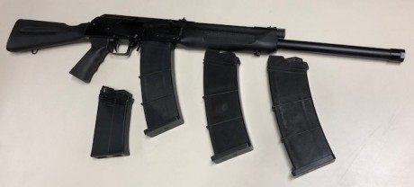 Hola!! 
Vendo la Saiga 12 sin apenas uso, solo se disparó 40 cartuchos y se guardó hasta ahora. El arma 02