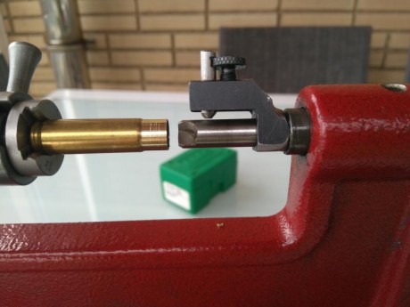 Vendo Neck turner de RCBS.  Sirve para rebajar el grosor del cuello de la vaina y se coloca en el trimer. 10