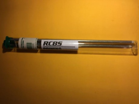 Se vende  sin estrenar  el RCBS Auto Primer Feed Combo. Es válido para la prensa Rock Chucker II o anterior 02