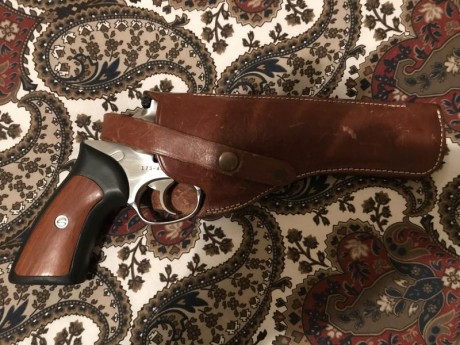Pues eso vendo Ruger gp100 en muy buen estado poquísimos disparos, 550 euros portes aparte. Para más fotos 02