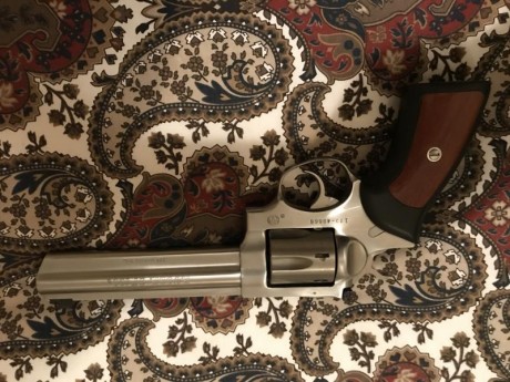Pues eso vendo Ruger gp100 en muy buen estado poquísimos disparos, 550 euros portes aparte. Para más fotos 01