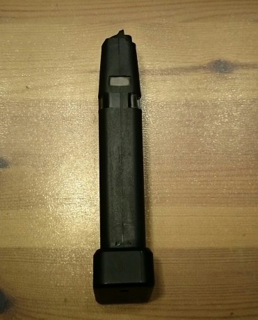 ¡Hola!

Vendo cargador para Glock 17 original de 17 cartuchos al que se ha sustituido la tapeta por una 02