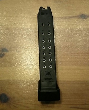 ¡Hola!

Vendo cargador para Glock 17 original de 17 cartuchos al que se ha sustituido la tapeta por una 01