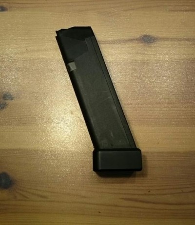 ¡Hola!

Vendo cargador para Glock 17 original de 17 cartuchos al que se ha sustituido la tapeta por una 00