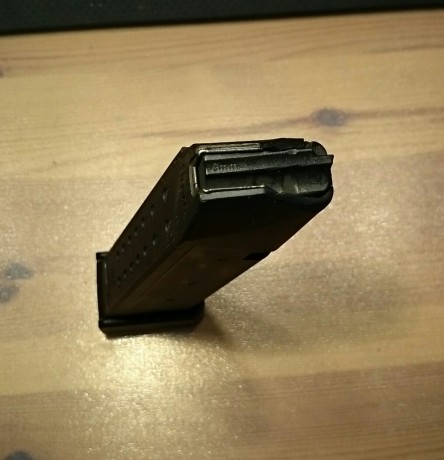 ¡Hola!

Vendo cargador para Glock 17 original de 17 cartuchos al que se ha sustituido la tapeta por una 11