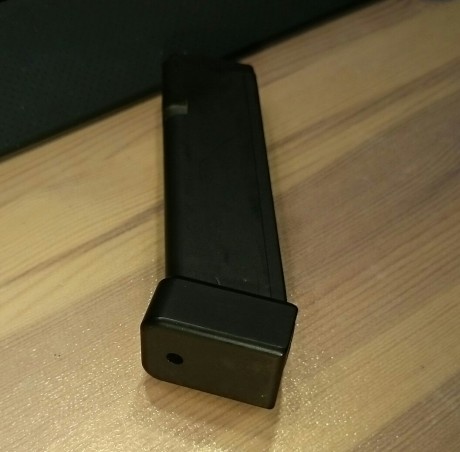 ¡Hola!

Vendo cargador para Glock 17 original de 17 cartuchos al que se ha sustituido la tapeta por una 10