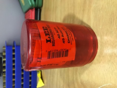 Juego de tres dies del calibrre 308, marca LEE, con los shell holder de los calibres 308 y 307, solo usado 01