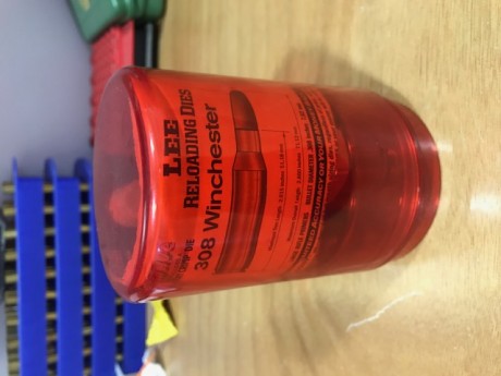 Juego de tres dies del calibrre 308, marca LEE, con los shell holder de los calibres 308 y 307, solo usado 00