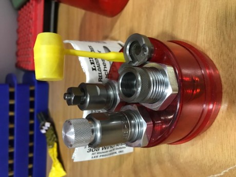 Juego de tres dies del calibrre 308, marca LEE, con los shell holder de los calibres 308 y 307, solo usado 12