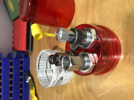 Juego de tres dies del calibrre 308, marca LEE, con los shell holder de los calibres 308 y 307, solo usado 11