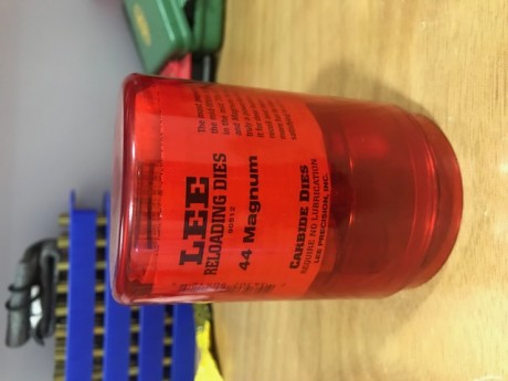 Juego de tres dies del calibrre 308, marca LEE, con los shell holder de los calibres 308 y 307, solo usado 10